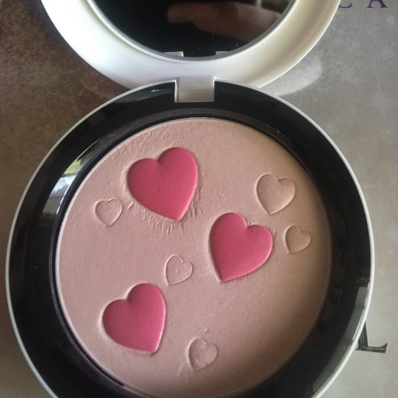 SALE 🎈 👭MAC ARCHIES GIRLS FACE POWDER 👭