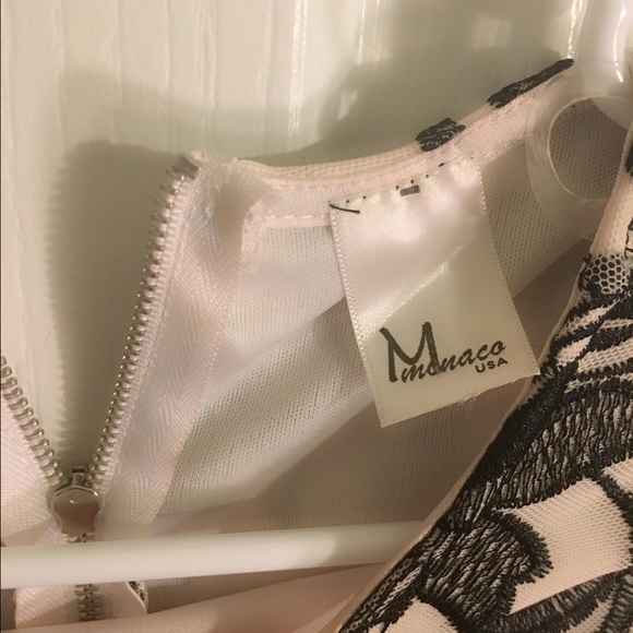 Sexy laced black dress. Zipper all down back - Picture 3 of 4