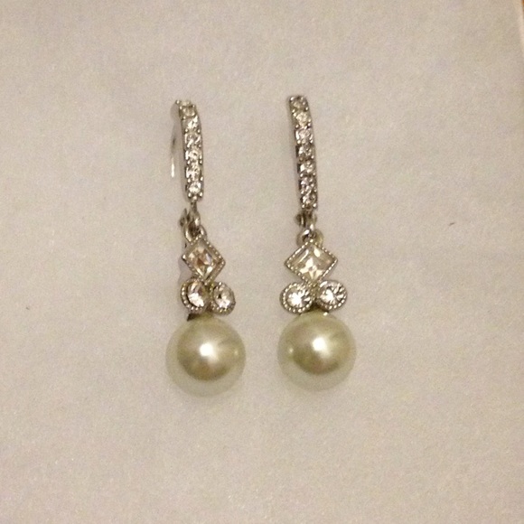 Costume pearl drop earrings.