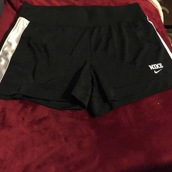$ CUT!! NWOT Women's NIKE✔️Black & White Shorts ⚽️