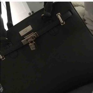 BCBG BAG GOING FOR 60$ ORIGIN BOUGHT FOR 250$!