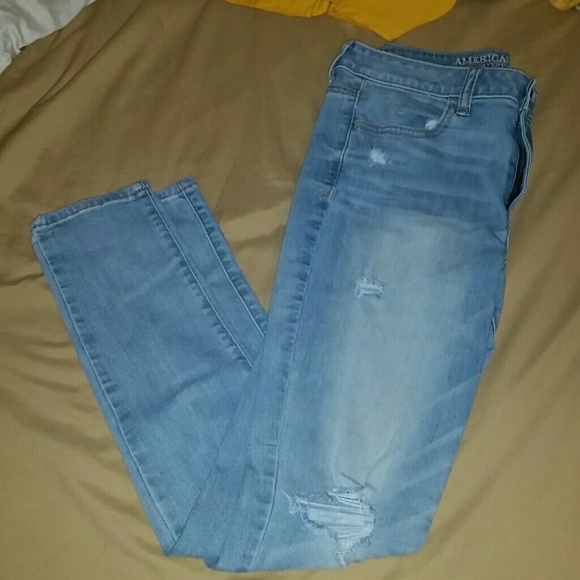 Light washed American Eagle 10R Distressed Jegging
