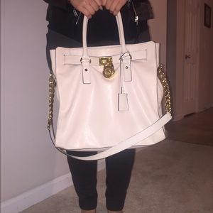 MICHAEL KORS BAG.