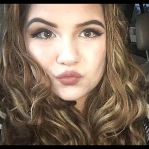 Meet your Posher, Leonor