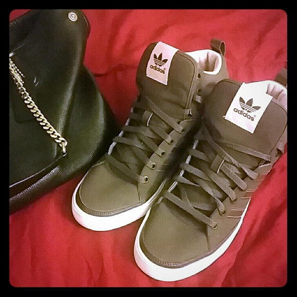 CLEAN Adidas High Top Sneakers