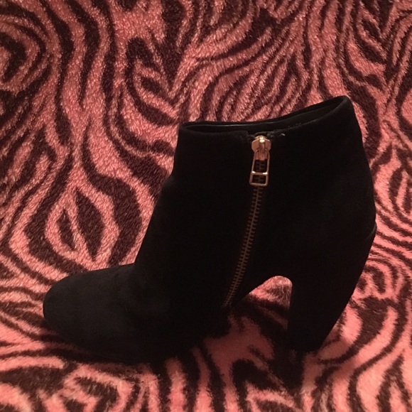 Steve Madden. Size 7, black booties!!