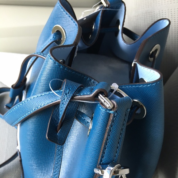 Michael Kors Greenwich Medium Bucket Bag - Picture 3 of 4