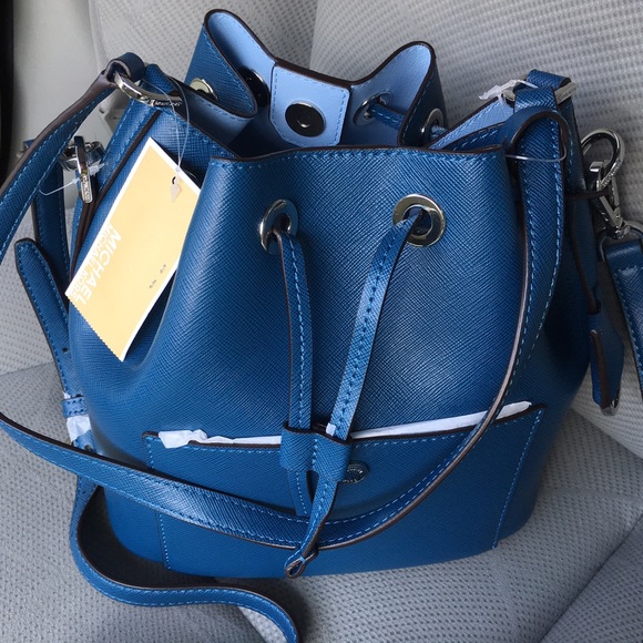 Michael Kors Greenwich Medium Bucket Bag - Picture 2 of 4