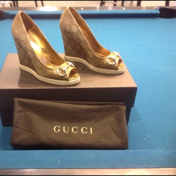 Guccie gold wedge heel shoe - Picture 2 of 4