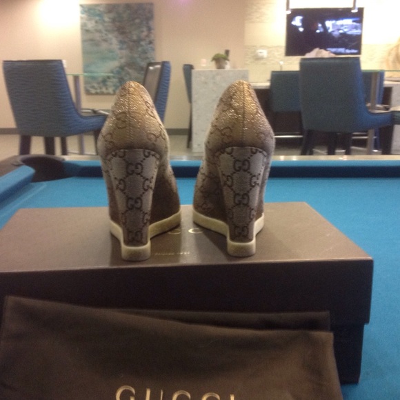 Guccie gold wedge heel shoe - Picture 4 of 4