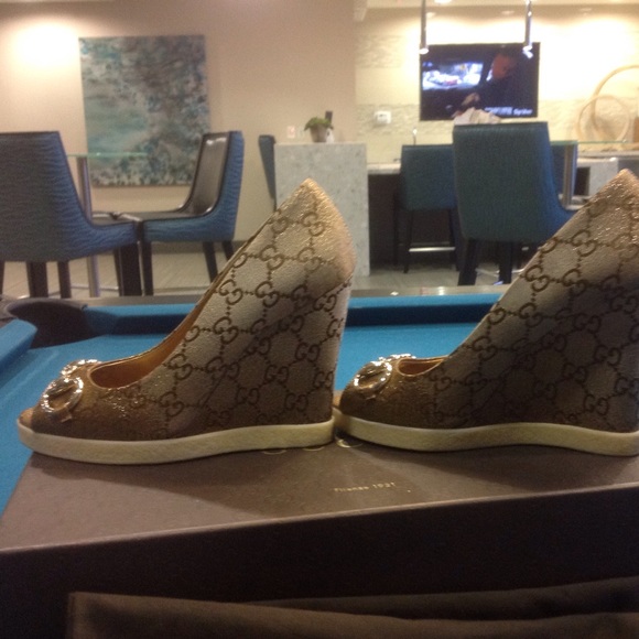Guccie gold wedge heel shoe - Picture 3 of 4
