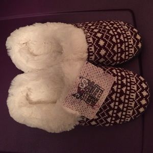BRAND NWT Muk Luks Slippers