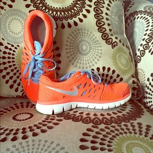 NIKE RUNNING SHOES