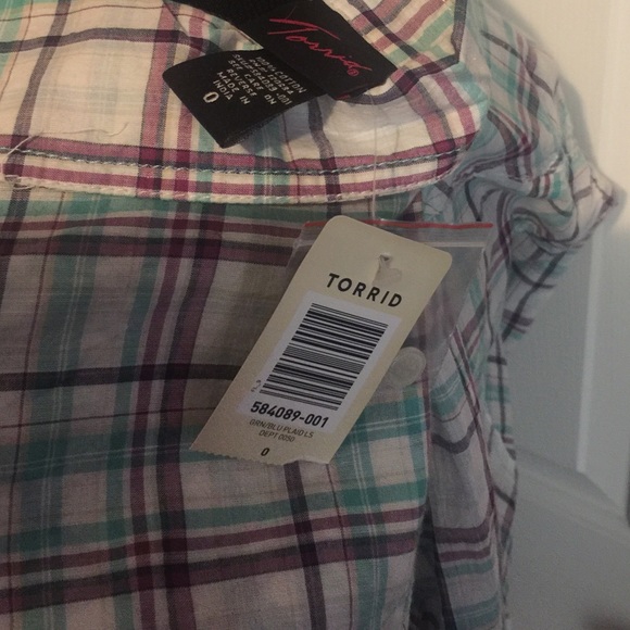 ❌❌Sold❌❌NWT Torrid. Light plaid shirt. - Picture 2 of 4