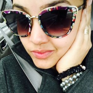 Meet your Posher, Mikal margarita