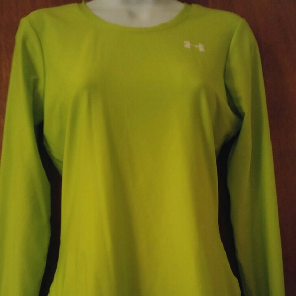 Under Armour med fitted heat gear top.