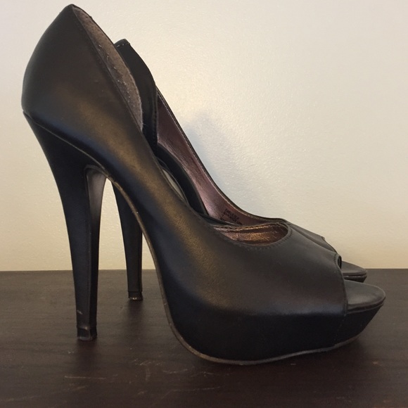 Steve Madden peep toe black pumps