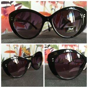 Black solid Cat Eye sunglasses!! 🌹😎💄❤️