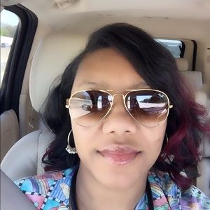 Meet your Posher, Dee dee