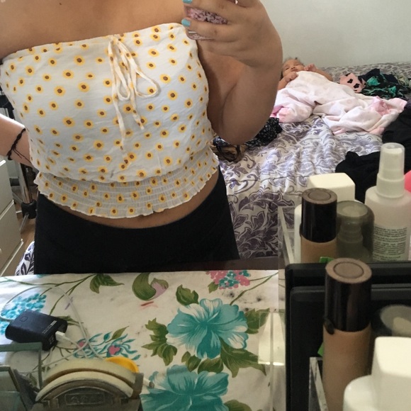 Tops - Cropped daisy top