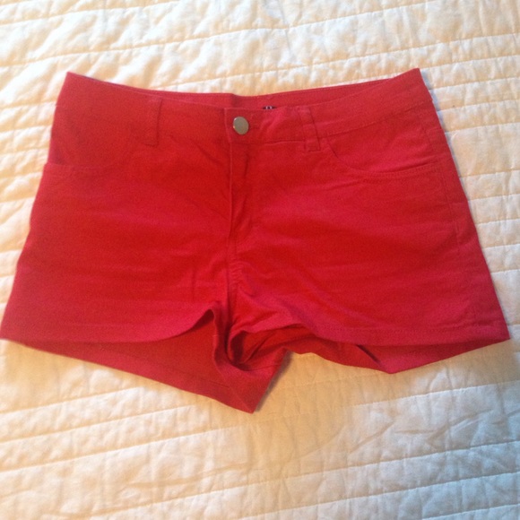 Short red H&M shorts