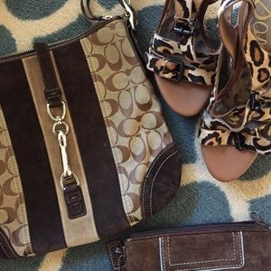 Signature coach cross body