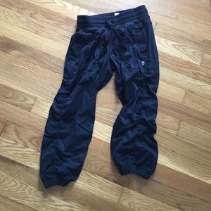 Ivviva live to move crop in black