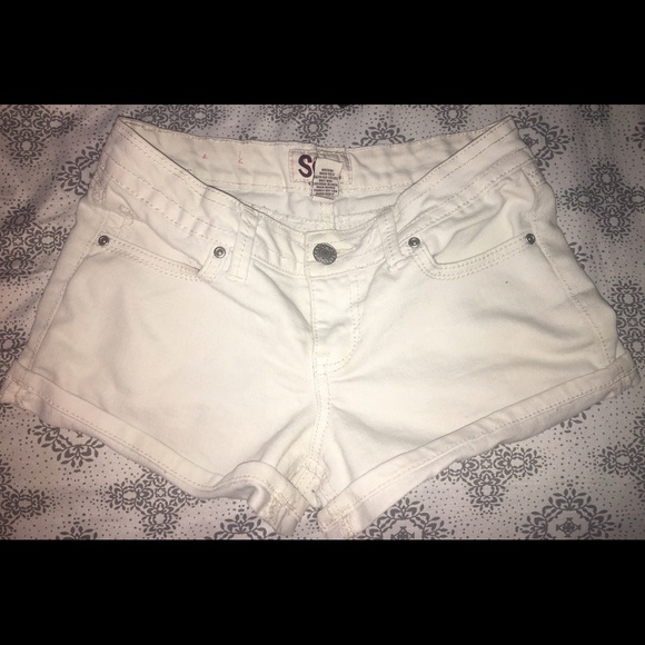 So white jean shorts 💕