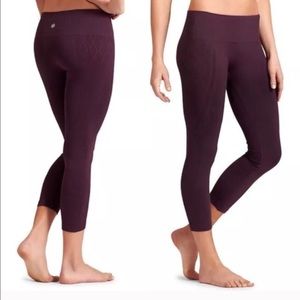 Athleta Re-charge sun faded  Capri- black current