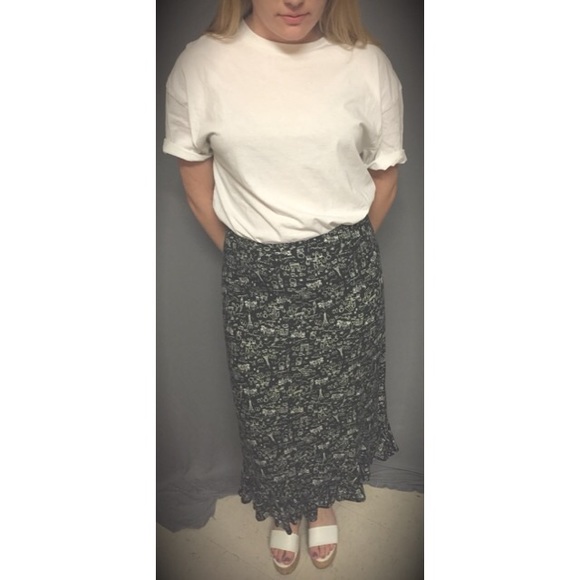 Midi Skirt with Patterns of France 🍷 - Picture 2 of 3