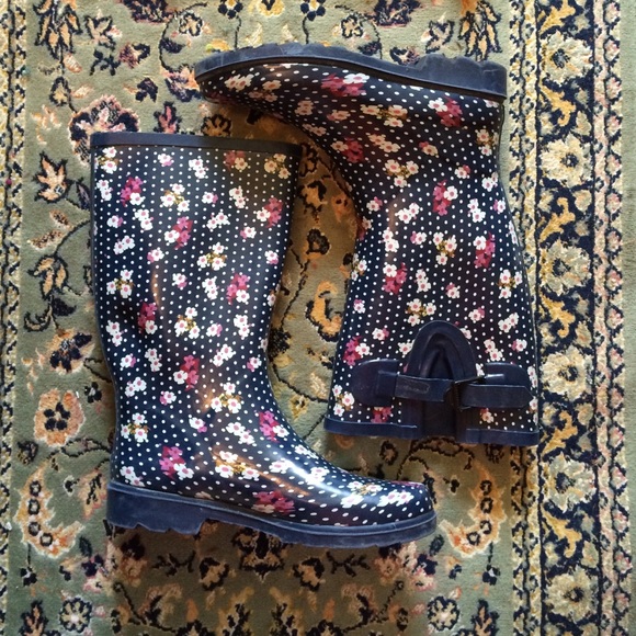 Super cute floral rain boots !!