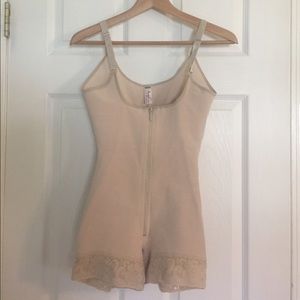 Waist cincher never worn size S, think Kardashian!