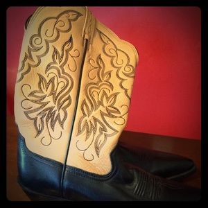 Beautiful Ariat boots with black toe, tan upper.