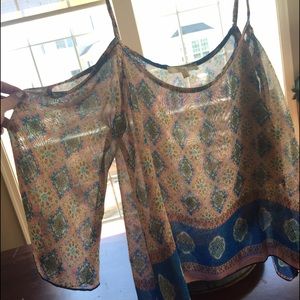 Gorgeous "Cold shoulder" top