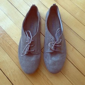 Grey flats with ties