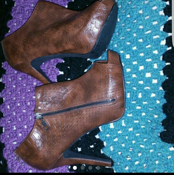 Size 11 brown crocodile print open toe ankle booti