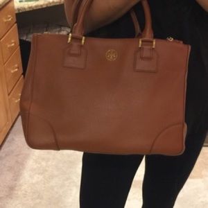 Authentic Tory Burch Robinson Cross Body bag!