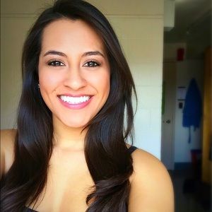 Meet your Posher, Yanira