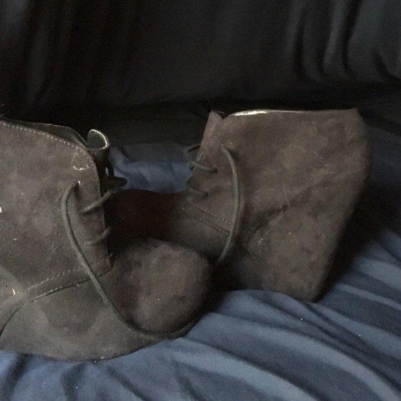 Black wedges