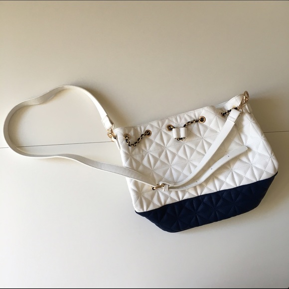 Cross body bucket bag