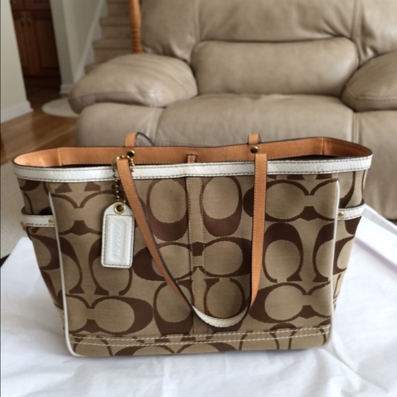 Coach Handbags - Coach Signature Gallery bag