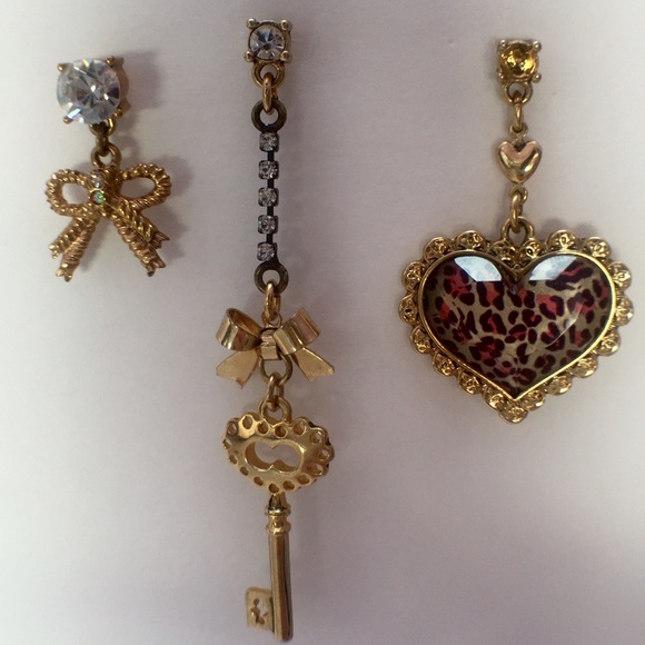 betsey johnson mismatched earrings