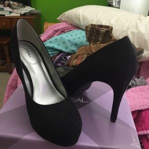 Velvet black heels