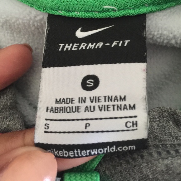 Nike hoodie, fits like a M but the tag says small - Picture 2 of 3