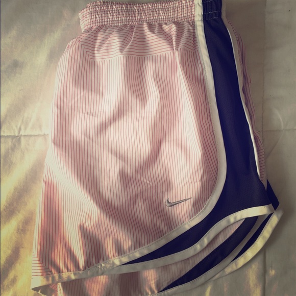 Nike Women - Tempo Shorts