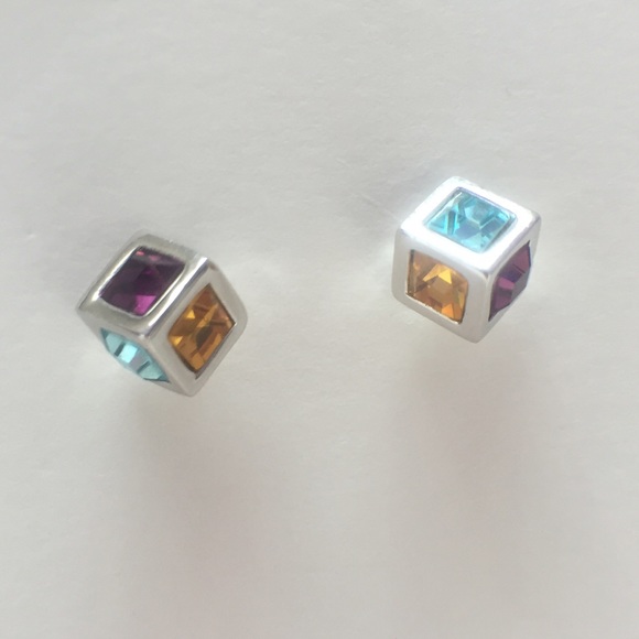 Stud earrings. 3 color cube shape