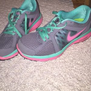 Nike dual fusion tennis shoes