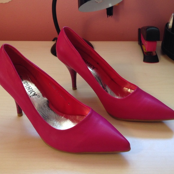 Via pinky collection magenta stiletto size 6