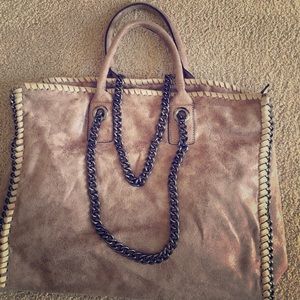 Chain linked faux suede tote bag!