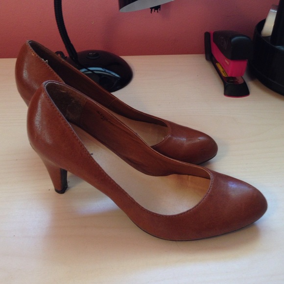 Go max tan leather heels size 6.5